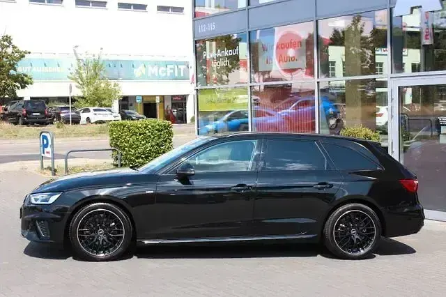Gebraucht Audi A4 S-Line 163 PS (119 kW) 2023 Mythosschwarzmet. (metallic) Kombi