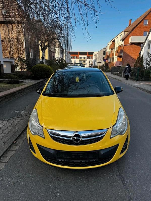 Gebraucht Opel Corsa Edition 101 PS (74 kW) 2011 Gelb Kleinwagen