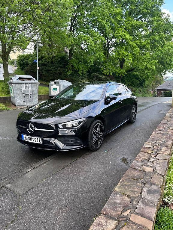 Schwarz Gebraucht 2020 Mercedes CLA250e Shooting Brake AMG line Kombi | 24.999 € (Guter Preis) - Bild 1/4