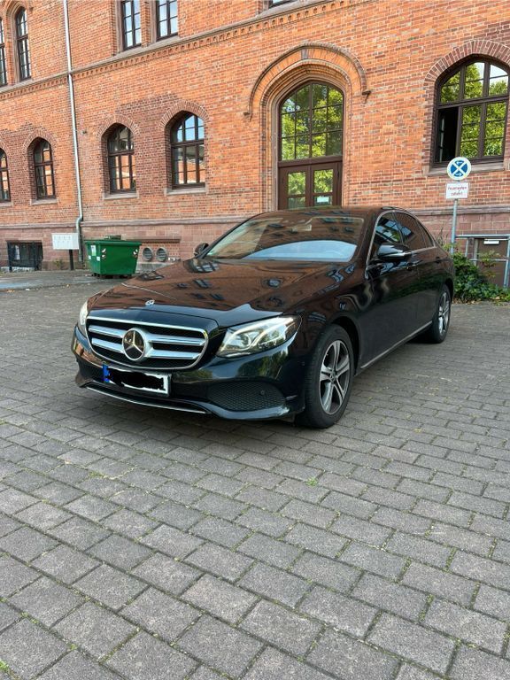 Schwarz Gebraucht 2017 Mercedes E220 Limousine | 18.999 € (Fairer Preis) - Bild 1/4