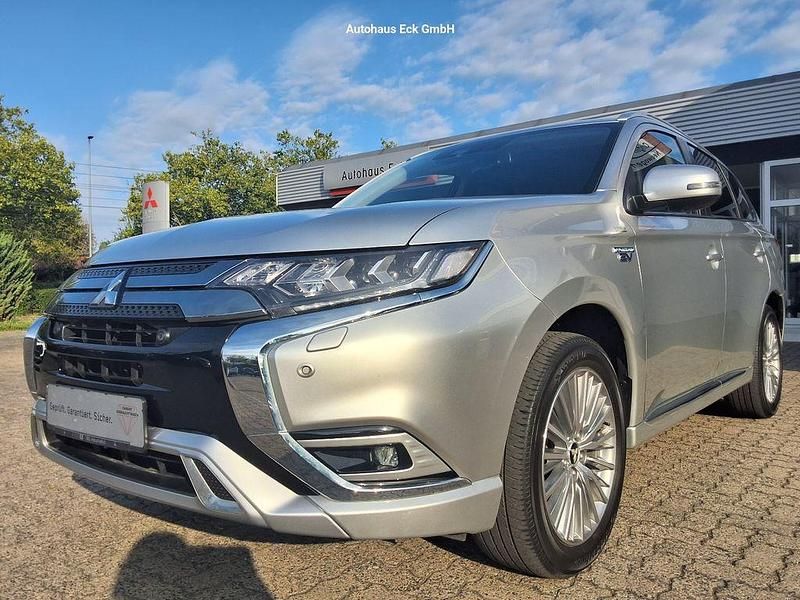 Silber Gebraucht 2020 Mitsubishi Outlander P-HEV Plus SUV | 19.890 € (Fairer Preis) - Bild 1/4