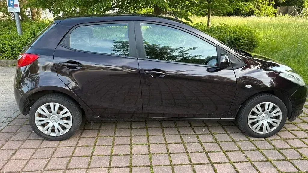 Używany Mazda 2 Dynamic 103 KM (75 kW) 2009 Purpurowy Hatchback