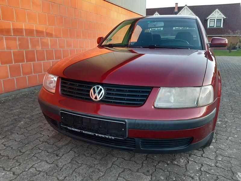 Second-hand VW Passat 101 CP (74 kW) 2000 Roșu Berlinǎ