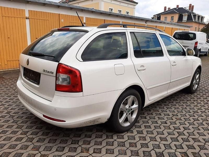 Gebraucht Skoda Octavia Family 122 PS (89 kW) 2012 Weiß Kombi
