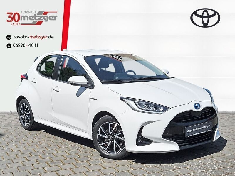 Weiss Gebraucht 2020 Toyota Yaris Hybrid Club Limousine | 18.320 € (Fairer Preis) - Bild 1/4