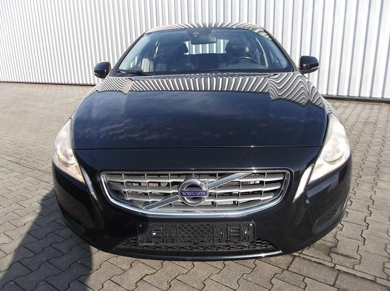 Gebraucht Volvo V60 Momentum 150 PS (110 kW) 2012 Schwarzmetallic. Kombi
