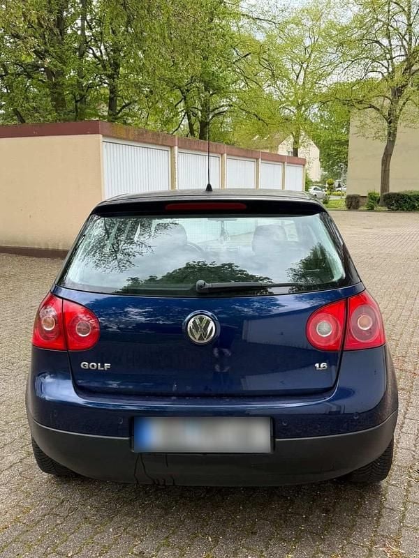 Second-hand VW Golf V 102 CP (75 kW) 2007 Albastru Berlinǎ