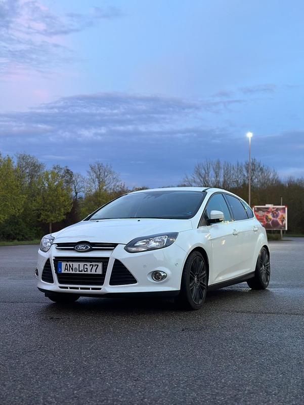 Weiß Gebraucht 2011 Ford Focus Limousine | 6.000 € (Fairer Preis) - Bild 1/4