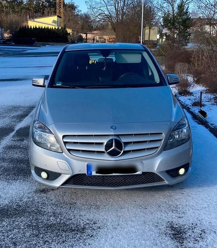 Silber Gebraucht 2013 Mercedes B180 Van / Kleinbus | 7.800 € (Superpreis) - Bild 1/4