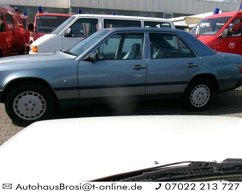 Gebraucht Mercedes E300 179 PS (131 kW) 1988 Blau Limousine