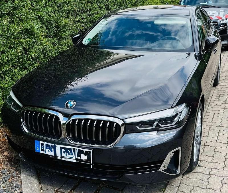 Grau Gebraucht 2023 BMW 520 Luxury Line Limousine | 43.500 € - Bild 1/3