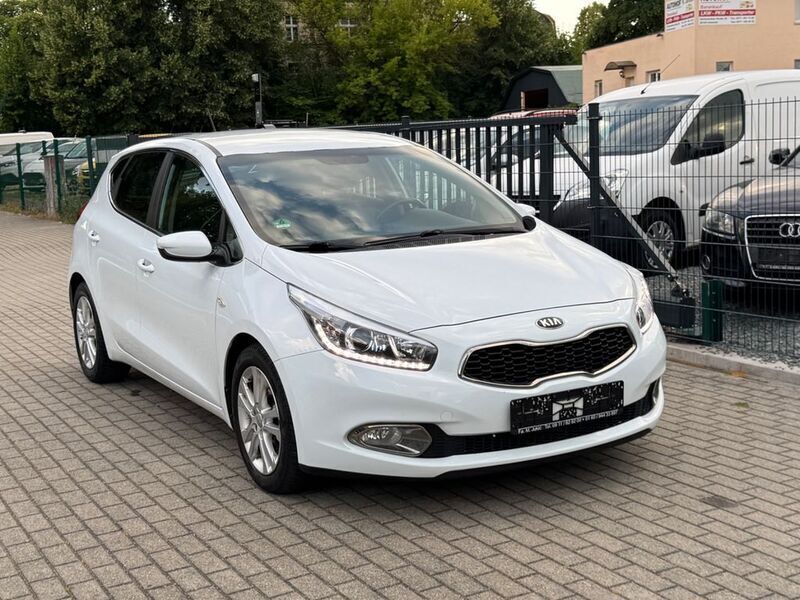 Weiß Gebraucht 2015 Kia Ceed DREAM-TEAM Edition Limousine | 4.499 € (Fairer Preis) - Bild 1/4
