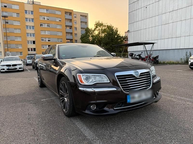 Braun Gebraucht 2012 Lancia Thema Limousine | 5.500 € - Bild 1/4