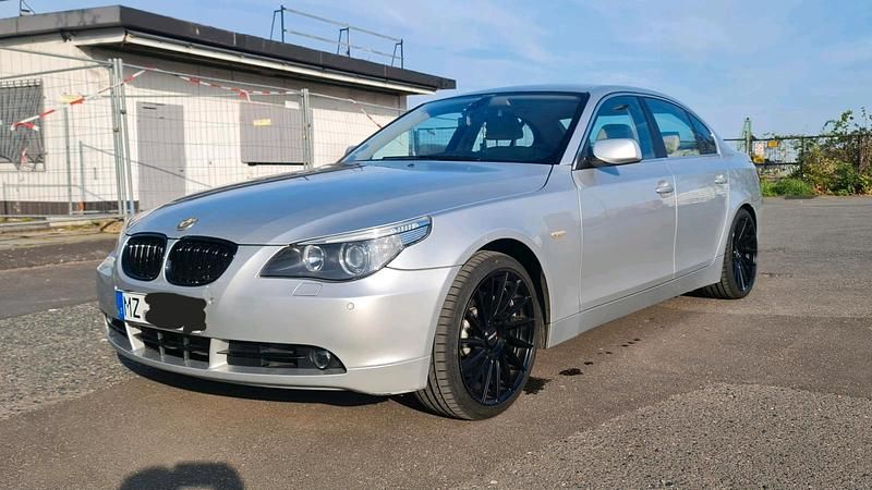 Silber Gebraucht 2005 BMW 545 Limousine | 6.499 € (Superpreis) - Bild 1/4