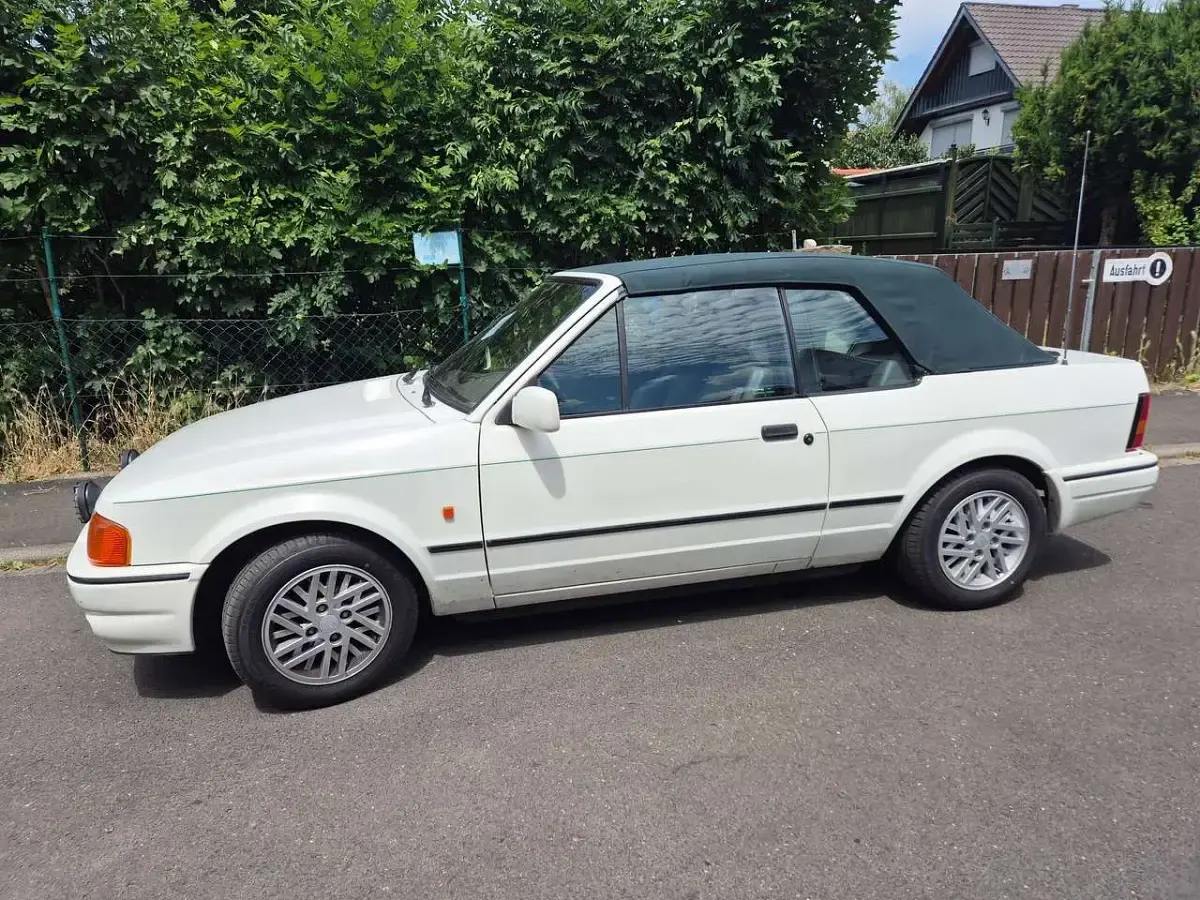 Gebraucht Ford Escort Cabriolet 102 PS (75 kW) 1990 Weiß Cabrio