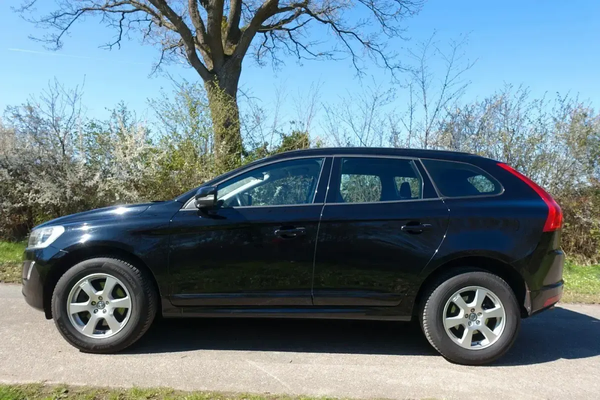 Second-hand Volvo XC60 Kinetic 136 CP (100 kW) 2013 Negru SUV