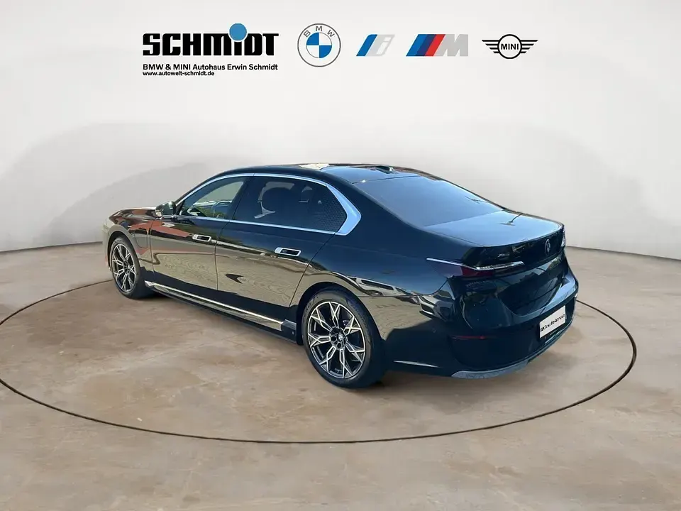 Gebraucht BMW 750e Comfort Edition 489 PS (359 kW) 2023 Saphirschwarz Limousine
