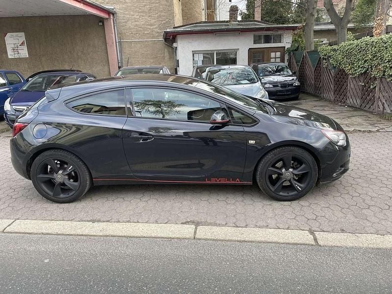 Gebraucht Opel Astra GTC 140 PS (102 kW) 2012 Schwarz Limousine