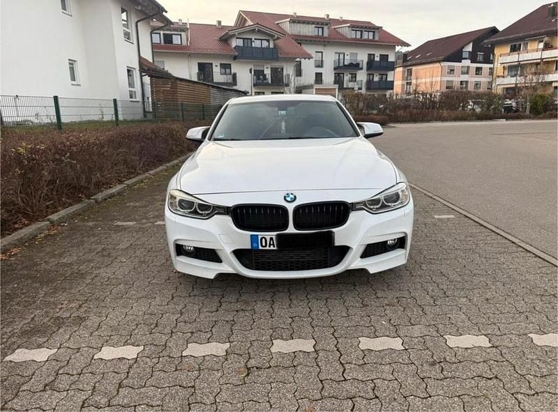 Weiß Gebraucht 2013 BMW 318 Limousine | 10.800 € (Fairer Preis) - Bild 1/4