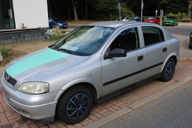 Silber Gebraucht 1999 Opel Astra Elegance Limousine | 699 € (Superpreis) - Bild 1/4