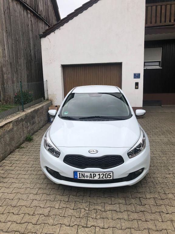 Weiß Gebraucht 2015 Kia Ceed Edition 7 Limousine | 7.000 € (Fairer Preis) - Bild 1/4