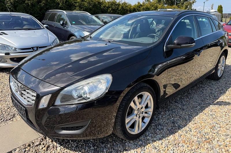Gebraucht Volvo V60 Momentum 136 PS (100 kW) 2013 Schwarz Kombi