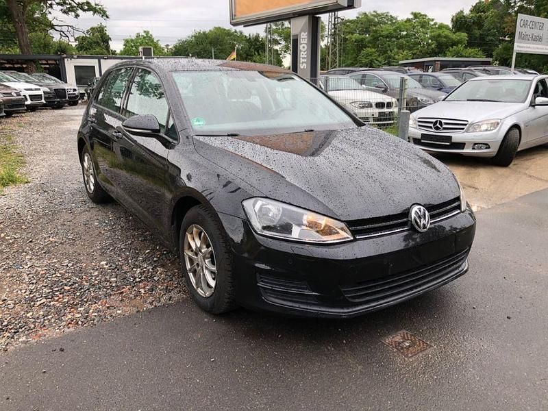 Schwarz Gebraucht 2016 VW Golf VII Trendline Limousine | 6.950 € (Fairer Preis) - Bild 1/4