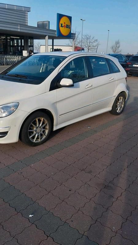 Gebraucht Mercedes B180 109 PS (80 kW) 2009 Weiß Van / Kleinbus