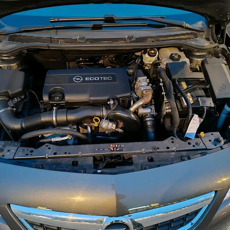 Gebraucht Opel Astra 110 PS (80 kW) 2011 Andere farben Kleinwagen