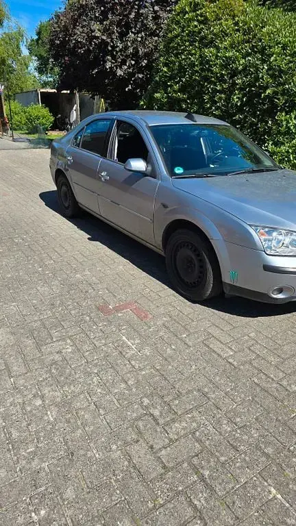 Gebraucht Ford Mondeo Ghia 125 PS (91 kW) 2002 Silber Limousine