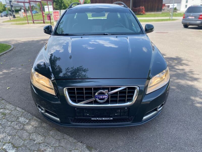 Grau Gebraucht 2009 Volvo V70 Kinetic Kombi | 7.899 € (Teuer) - Bild 1/4