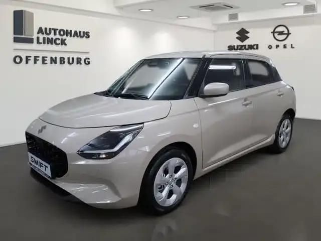 Farbe: beige Neu 2025 Suzuki Swift Comfort Kleinwagen | 19.588 € - Bild 1/4