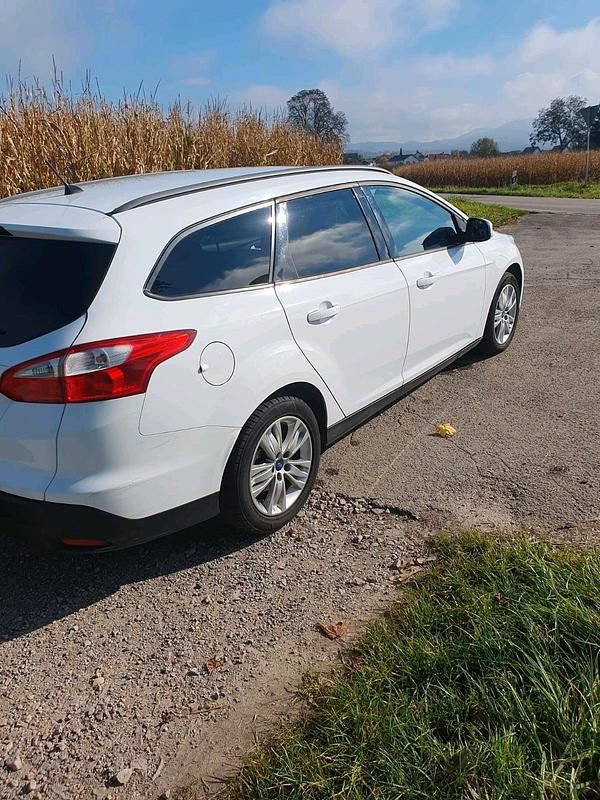 Weiß Gebraucht 2011 Ford Focus Kombi | 4.400 € (Fairer Preis) - Bild 1/4