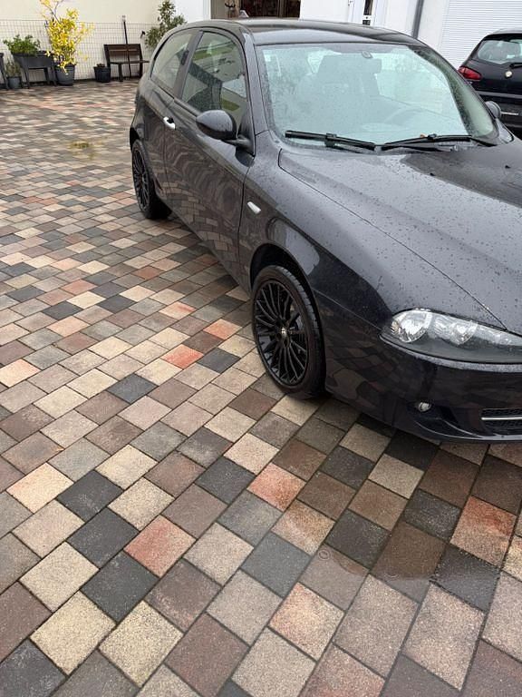 Schwarz Gebraucht 2008 Alfa Romeo 147 Distinctive Kleinwagen | 2.300 € (Etwas zu teuer) - Bild 1/4