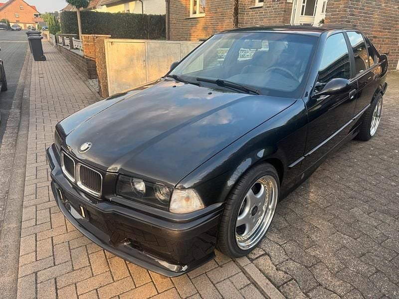 Schwarz Gebraucht 1993 BMW 318 Limousine | 3.990 € - Bild 1/4