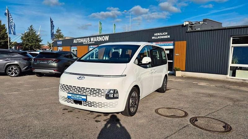 Weiß Gebraucht 2024 Hyundai Staria Trend Van | 41.990 € (Fairer Preis) - Bild 1/4