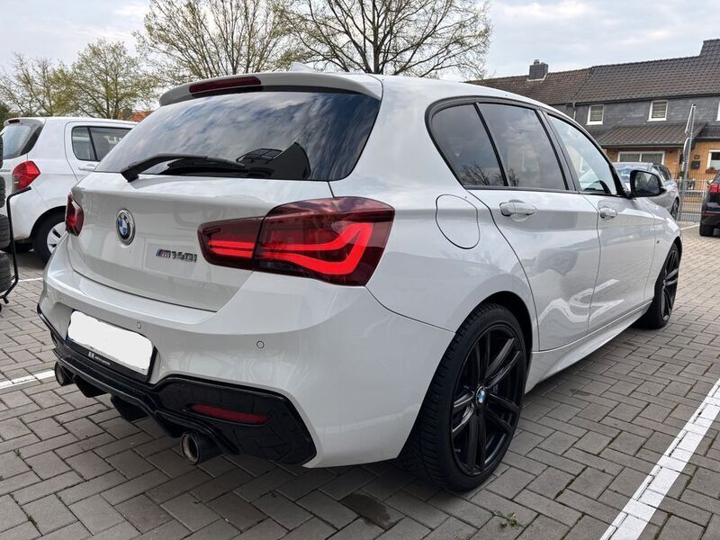 Weiß Gebraucht 2019 BMW M140 M Sport Limousine | 32.900 € (Fairer Preis) - Bild 1/4