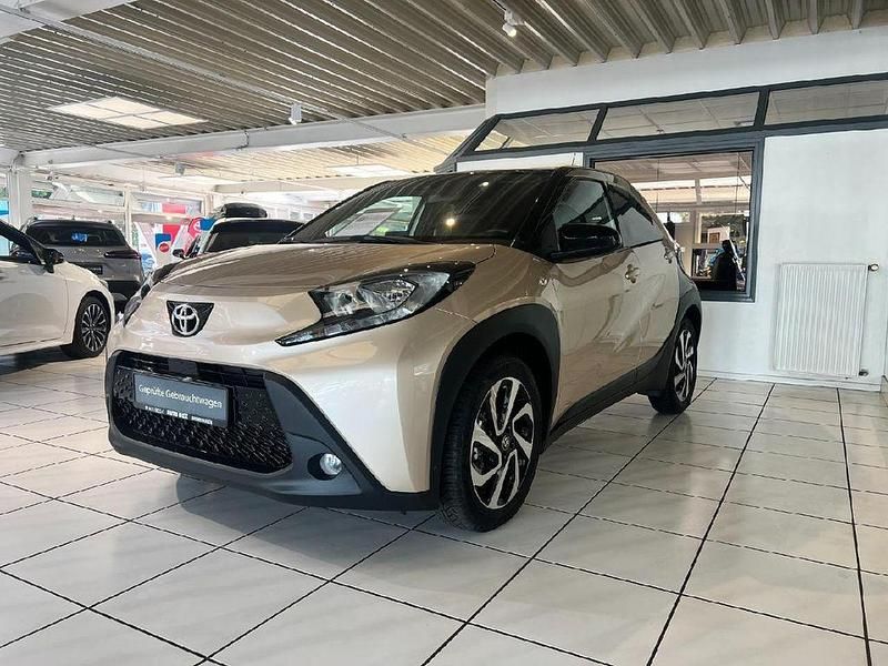 Ginger beige metallic/ night sky black Gebraucht 2023 Toyota Aygo Basis Kleinwagen | 15.950 € (Fairer Preis) - Bild 1/4