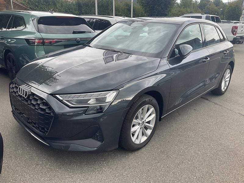 Manhattan grau metallic Neu 2025 Audi A3 Comfort | 34.445 € (Fairer Preis) - Bild 1/3