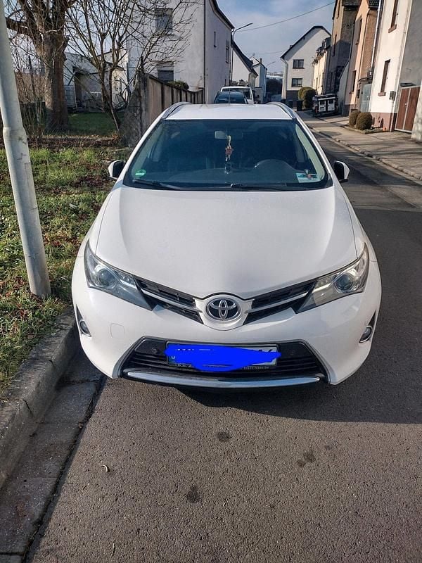 Gebraucht Toyota Auris 124 PS (91 kW) 2015 Weiß Kombi