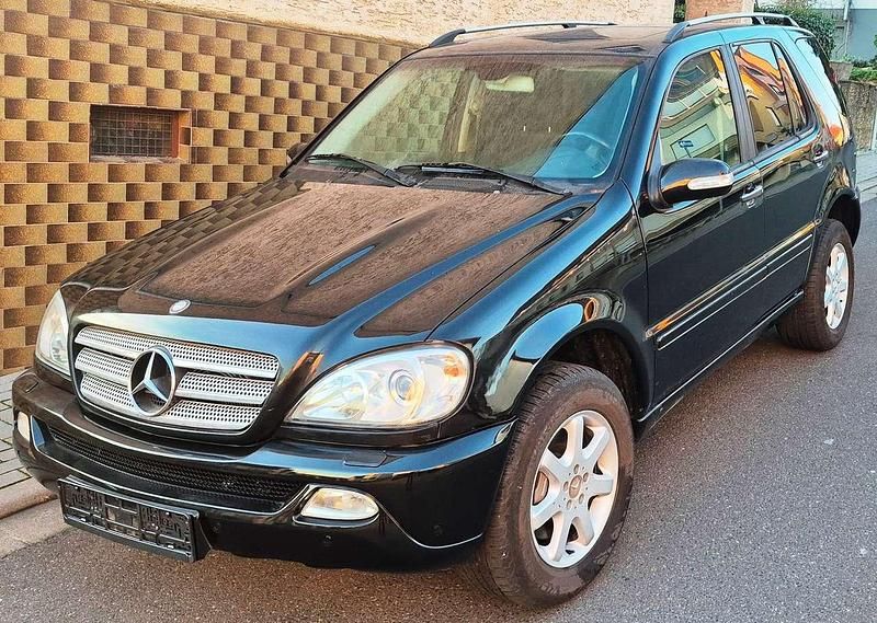 Schwarz Gebraucht 2005 Mercedes ML350 Edition SUV | 6.790 € - Bild 1/4