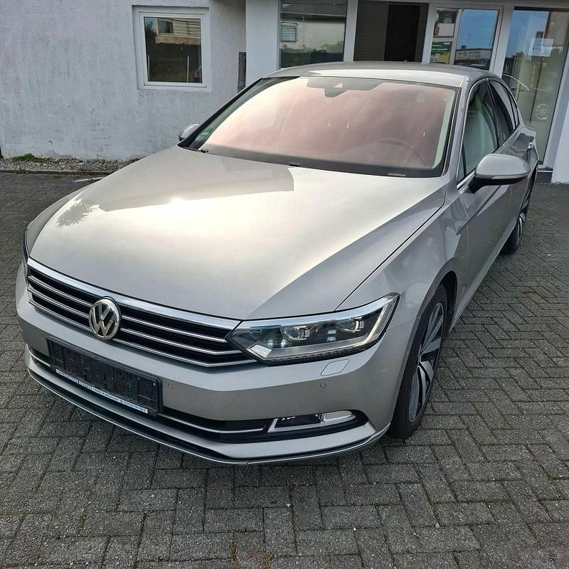 Grau Gebraucht 2015 VW Passat Highline Limousine | 17.700 € (Fairer Preis) - Bild 1/4