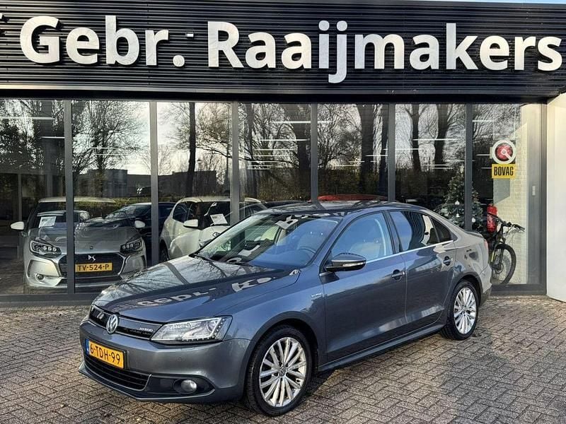 Grau Gebraucht 2013 VW Jetta Hybrid Highline Limousine | 6.400 € - Bild 1/4