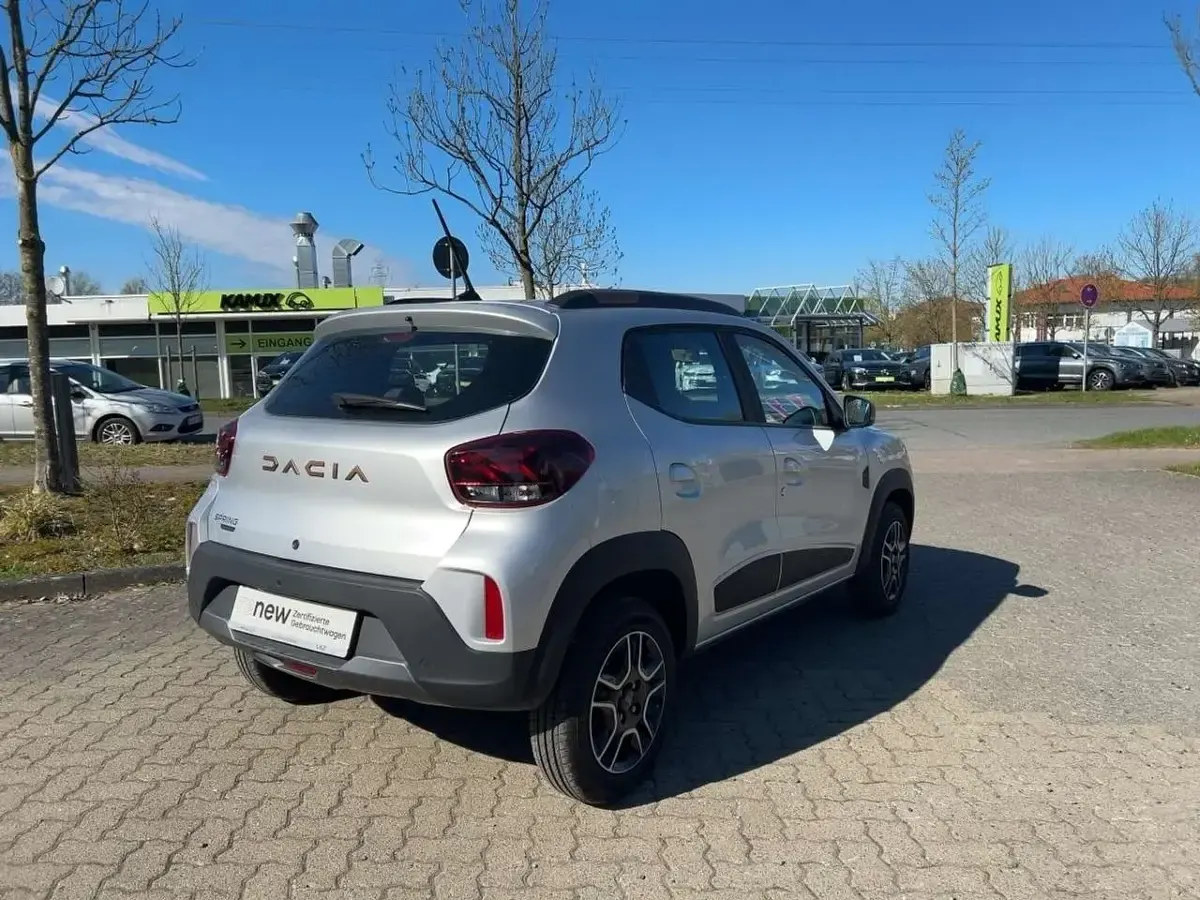 Używany Dacia Spring Extreme 47 kW (65 KM) 2024 Srebrny Hatchback