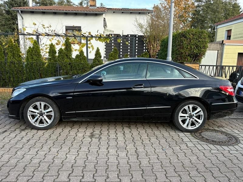 Schwarz Gebraucht 2009 Mercedes E350 Coupé | 9.000 € (Fairer Preis) - Bild 1/4