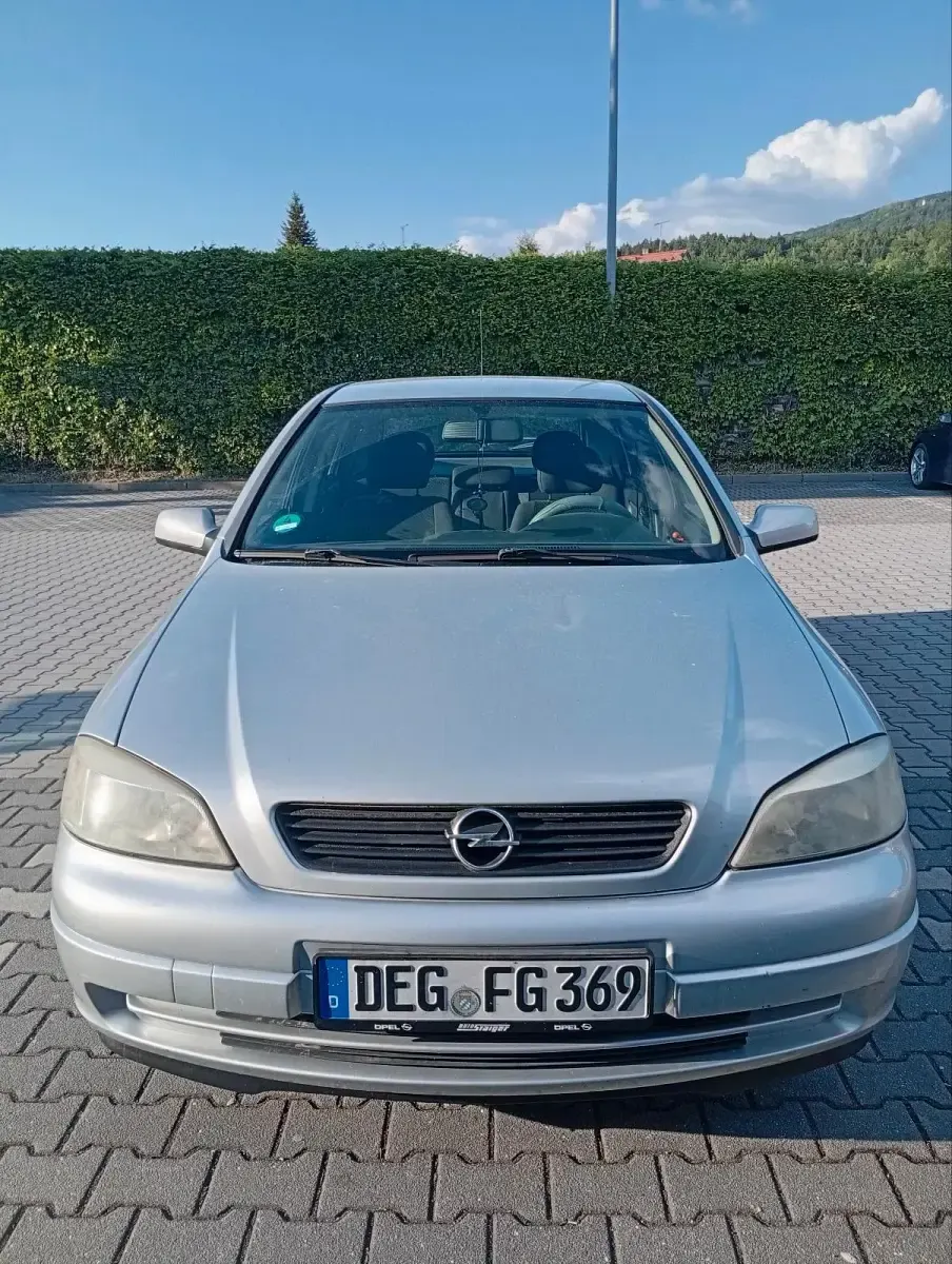 Używany Opel Astra 101 KM (74 kW) 2002 Srebrny Sedan/Limuzyna