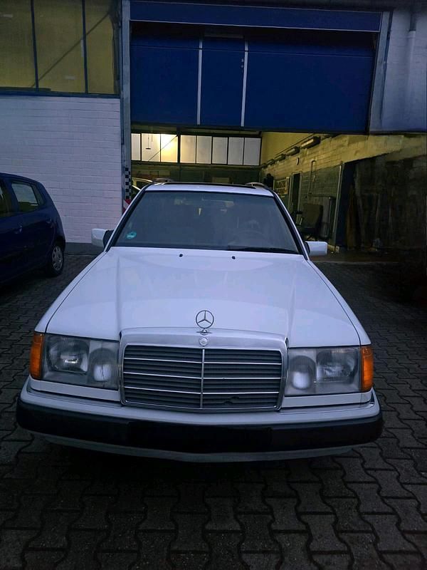 Weiß Gebraucht 1991 Mercedes E230 Kombi | 2.350 € - Bild 1/4