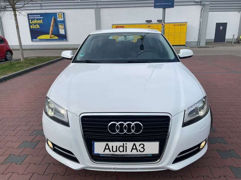 Weiß Gebraucht 2012 Audi A3 Sportback Attraction Kombi | 7.490 € (Fairer Preis) - Bild 1/4