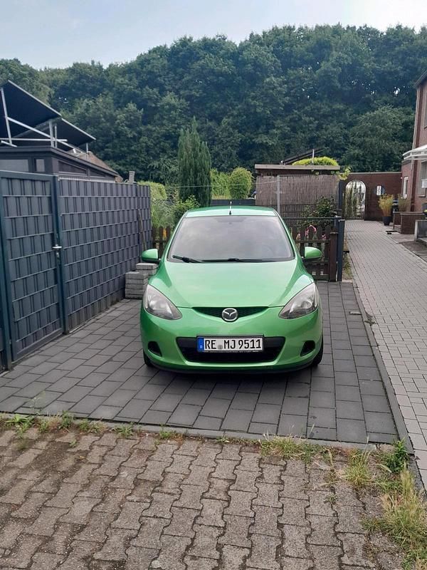 Grün Gebraucht 2009 Mazda 2 Kleinwagen | 3.650 € - Bild 1/4