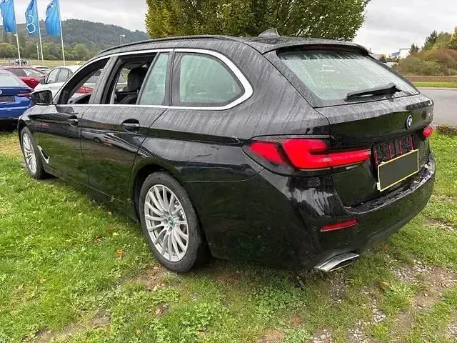 Gebraucht BMW 530e 292 PS (214 kW) 2022 Schwarz ii/bonnet fluid black Kombi